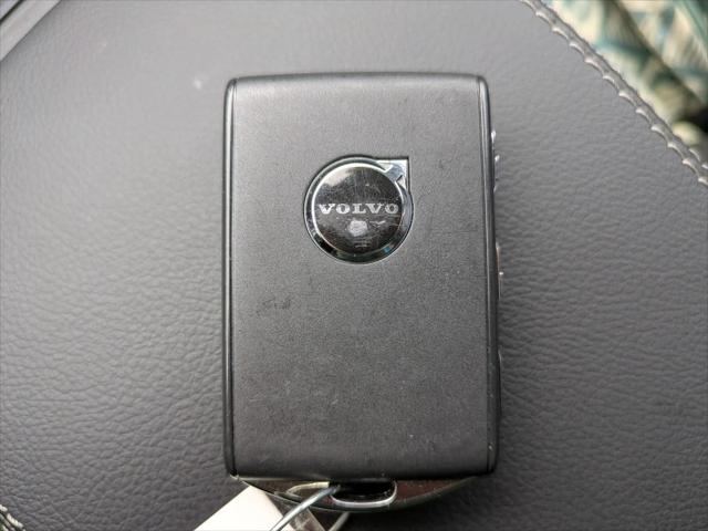 2026 Volvo XC40 Plus, B5 AWD Gas mild hybrid, Dark