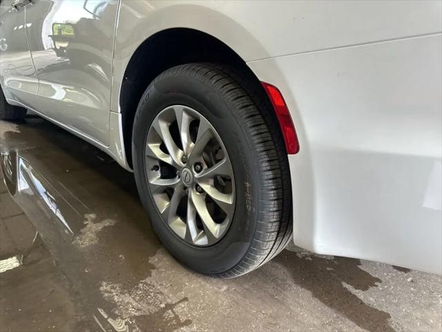 2026 Chrysler Pacifica Select AWD