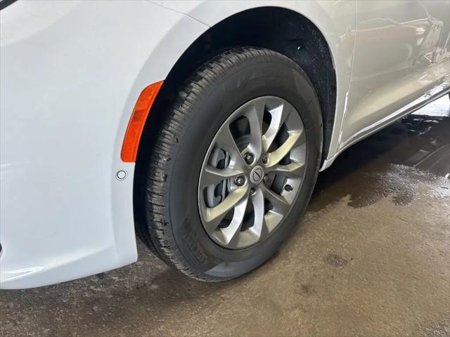 2026 Chrysler Pacifica Select AWD