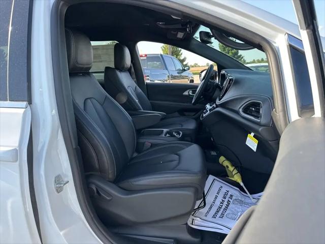 2026 Chrysler Pacifica Select AWD