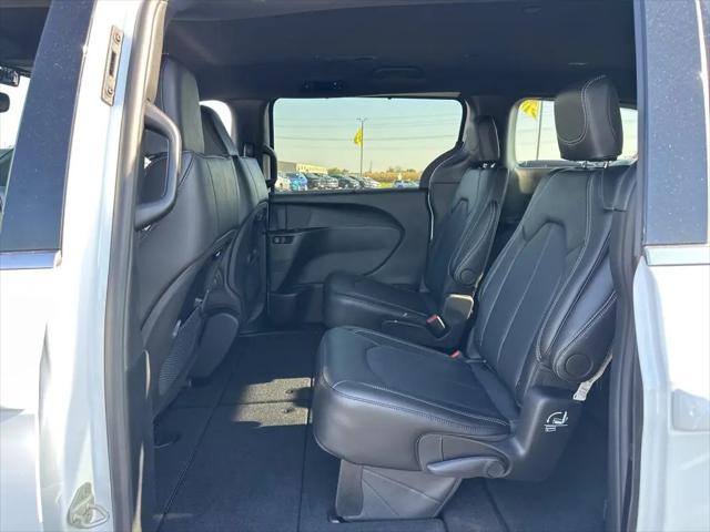 2026 Chrysler Pacifica Select AWD