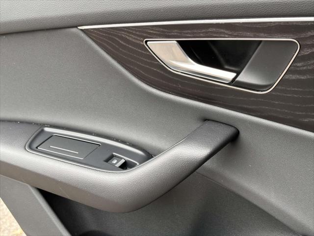 2023 Audi Q8 Premium 55 TFSI quattro Tiptronic [18]