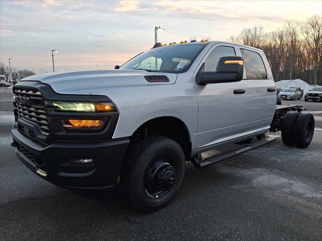 2026 RAM Ram 3500 Chassis Cab RAM 3500 TRADESMAN CREW CAB CHASSIS 4X4 60 CA 2026 RAM Ram 3500 Chassis Cab RAM 3500 TRADESMAN CREW CAB CHASSIS 4X4 60 CA