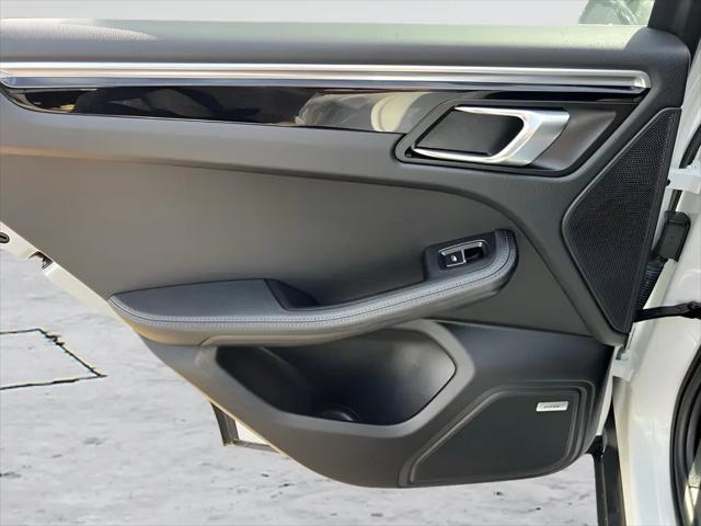 2022 Porsche Macan Standard