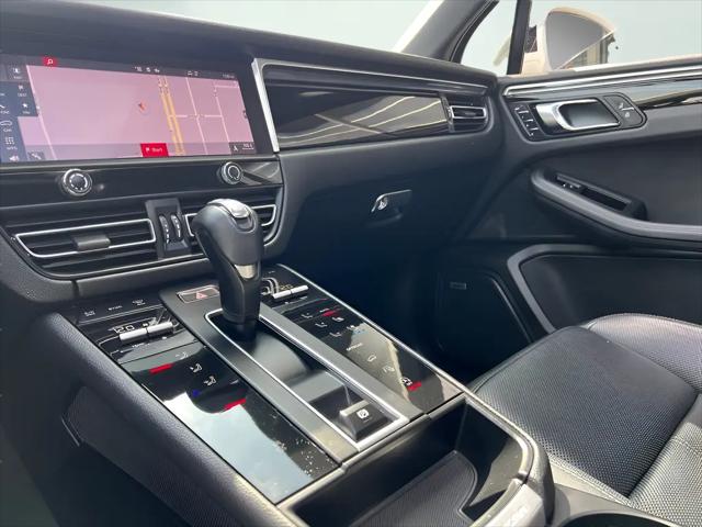 2022 Porsche Macan Standard