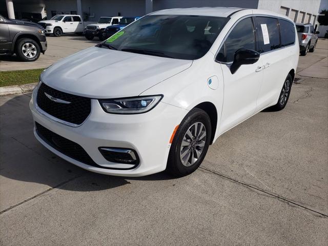 2025 Chrysler Pacifica Hybrid Select