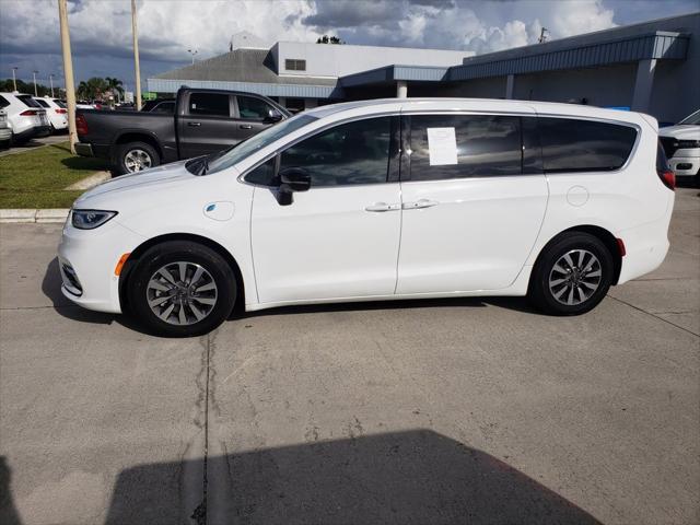 2025 Chrysler Pacifica Hybrid Select