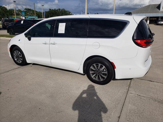 2025 Chrysler Pacifica Hybrid Select