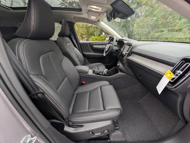 2026 Volvo XC40 Plus, B5 AWD Gas (mild hybrid), Dark
