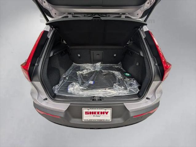 2026 Volvo XC40 Plus, B5 AWD Gas (mild hybrid), Dark