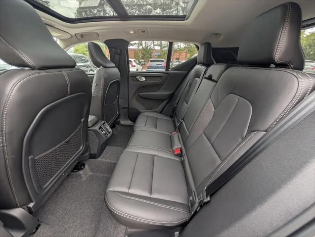2026 Volvo XC40 Plus, B5 AWD Gas (mild hybrid), Dark