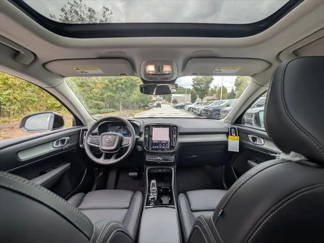 2026 Volvo XC40 Plus, B5 AWD Gas (mild hybrid), Dark