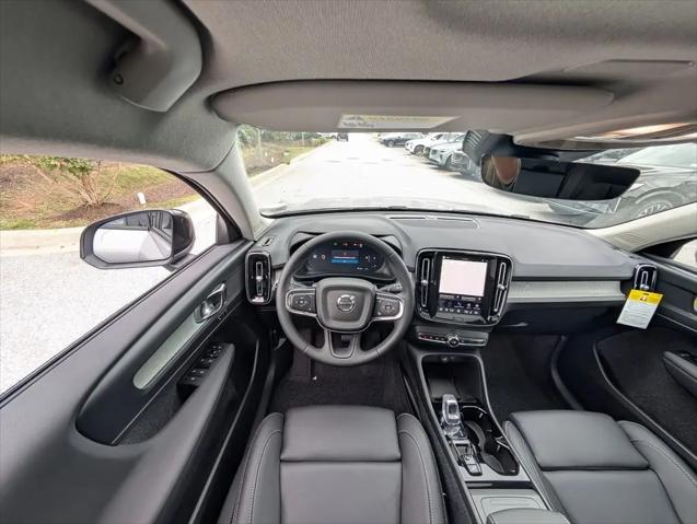 2026 Volvo XC40 Plus, B5 AWD Gas (mild hybrid), Dark