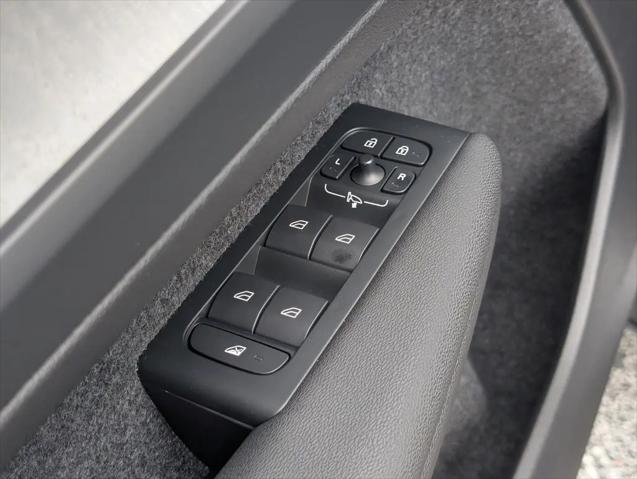2026 Volvo XC40 Plus, B5 AWD Gas (mild hybrid), Dark