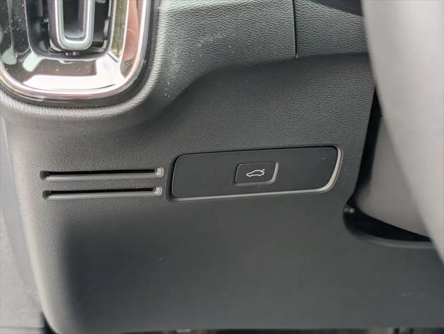 2026 Volvo XC40 Plus, B5 AWD Gas (mild hybrid), Dark