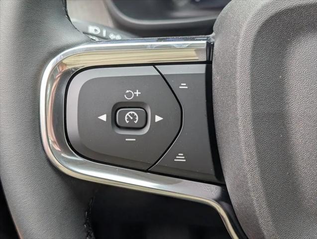 2026 Volvo XC40 Plus, B5 AWD Gas (mild hybrid), Dark
