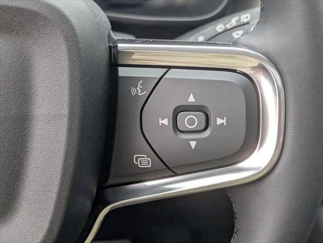 2026 Volvo XC40 Plus, B5 AWD Gas (mild hybrid), Dark