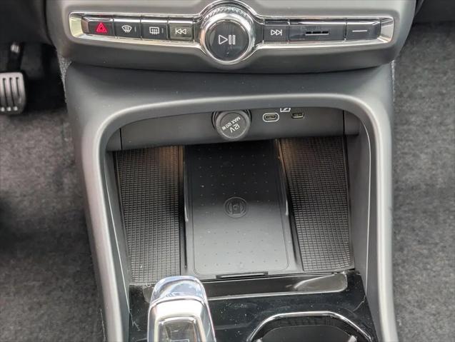 2026 Volvo XC40 Plus, B5 AWD Gas (mild hybrid), Dark