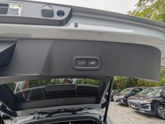 2026 Volvo XC40 Ultra, B5 AWD Gas (mild hybrid), Dark