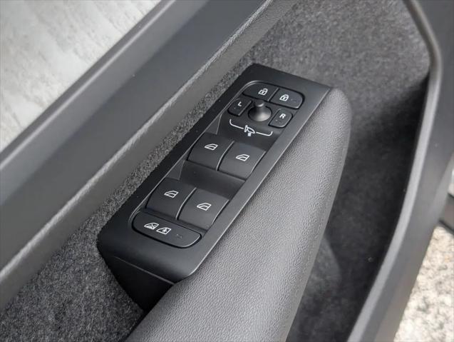 2026 Volvo XC40 Ultra, B5 AWD Gas (mild hybrid), Dark