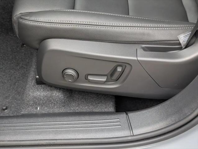 2026 Volvo XC40 Ultra, B5 AWD Gas (mild hybrid), Dark