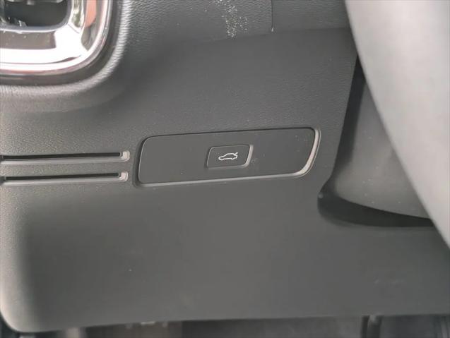 2026 Volvo XC40 Ultra, B5 AWD Gas (mild hybrid), Dark