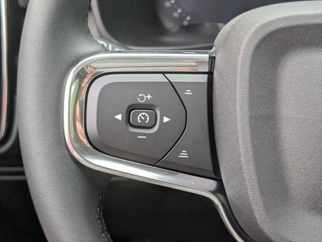2026 Volvo XC40 Ultra, B5 AWD Gas (mild hybrid), Dark