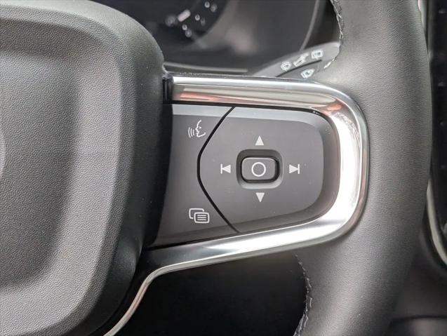 2026 Volvo XC40 Ultra, B5 AWD Gas (mild hybrid), Dark