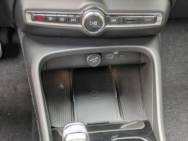 2026 Volvo XC40 Ultra, B5 AWD Gas (mild hybrid), Dark