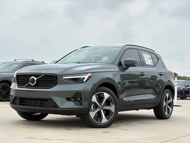 2026 Volvo XC40 Plus, B5 AWD Gas (mild hybrid), Dark