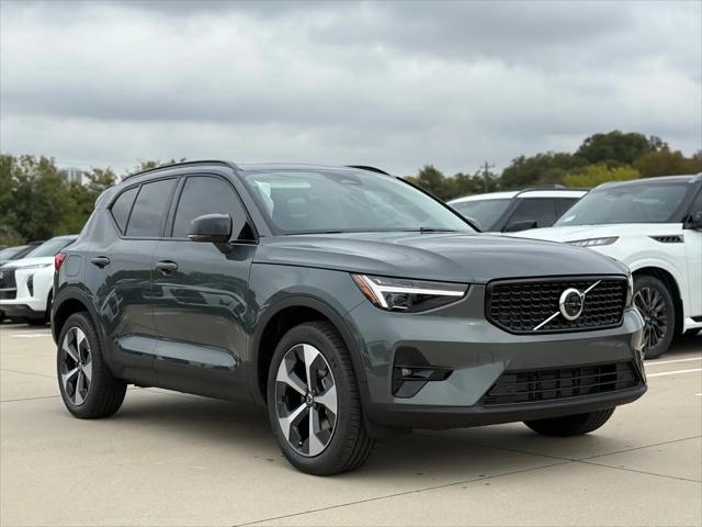 2026 Volvo XC40 Plus, B5 AWD Gas (mild hybrid), Dark