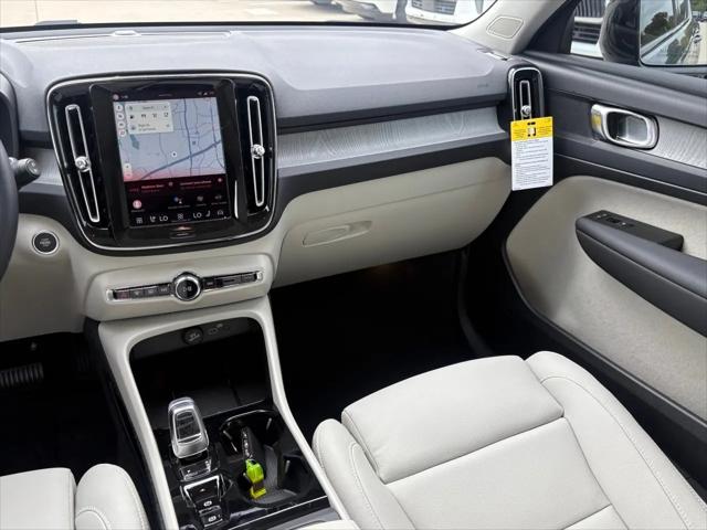 2026 Volvo XC40 Plus, B5 AWD Gas (mild hybrid), Dark