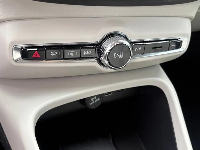2026 Volvo XC40 Plus, B5 AWD Gas (mild hybrid), Dark