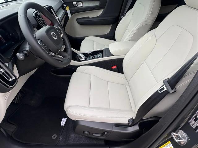 2026 Volvo XC40 Plus, B5 AWD Gas (mild hybrid), Dark