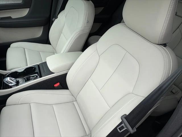 2026 Volvo XC40 Plus, B5 AWD Gas (mild hybrid), Dark