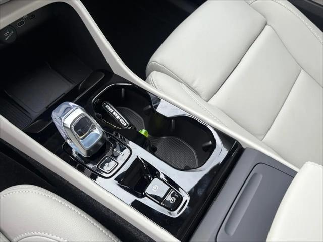 2026 Volvo XC40 Plus, B5 AWD Gas (mild hybrid), Dark