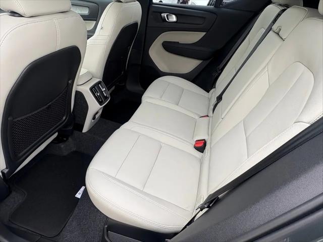 2026 Volvo XC40 Plus, B5 AWD Gas (mild hybrid), Dark