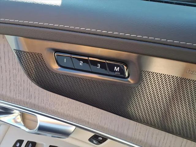 2026 Volvo XC90 Ultra Dark Theme, B6 AWD Gas (mild hybrid), Gasoline, 7 Seats