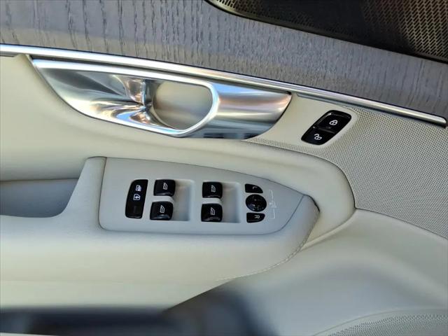 2026 Volvo XC90 Ultra Dark Theme, B6 AWD Gas (mild hybrid), Gasoline, 7 Seats