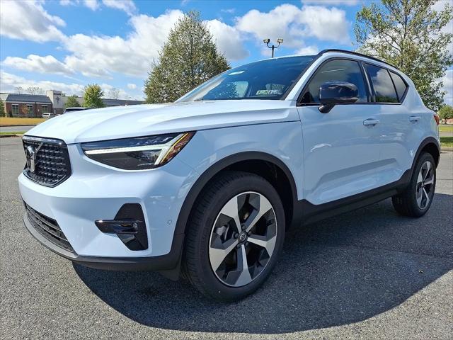 2026 Volvo XC40 Plus, B5 AWD Gas (mild hybrid), Dark