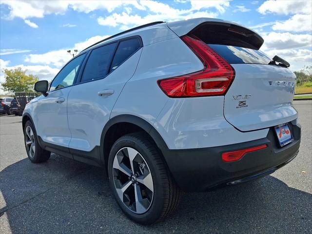 2026 Volvo XC40 Plus, B5 AWD Gas (mild hybrid), Dark