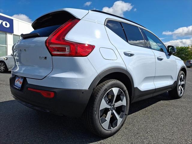 2026 Volvo XC40 Plus, B5 AWD Gas (mild hybrid), Dark
