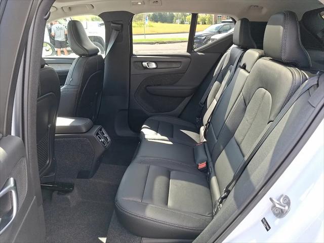 2026 Volvo XC40 Plus, B5 AWD Gas (mild hybrid), Dark