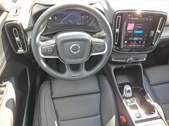 2026 Volvo XC40 Plus, B5 AWD Gas (mild hybrid), Dark