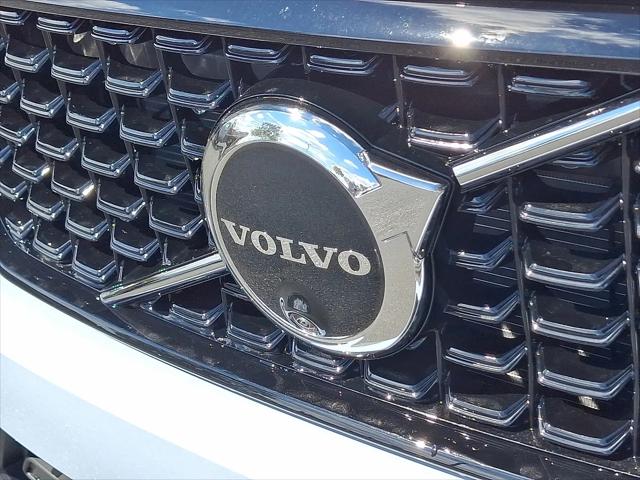 2026 Volvo XC40 Plus, B5 AWD Gas (mild hybrid), Dark