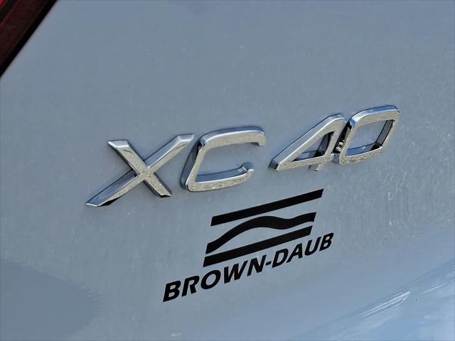 2026 Volvo XC40 Plus, B5 AWD Gas (mild hybrid), Dark