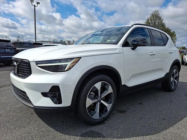 2026 Volvo XC40 Plus, B5 AWD Gas (mild hybrid), Dark