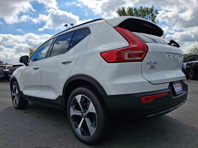 2026 Volvo XC40 Plus, B5 AWD Gas (mild hybrid), Dark