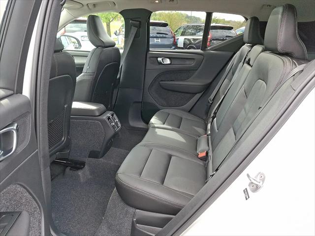 2026 Volvo XC40 Plus, B5 AWD Gas (mild hybrid), Dark