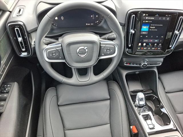 2026 Volvo XC40 Plus, B5 AWD Gas (mild hybrid), Dark